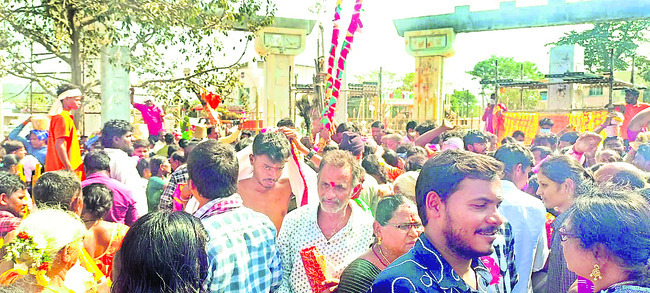 వనదేవతలకు.. మొక్కులు
1