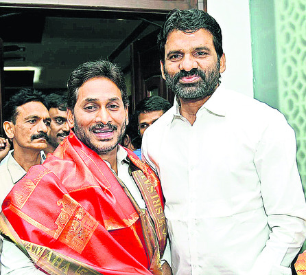 జగన్‌ను కలిసిన పర్వతరెడ్డి 1