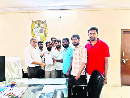 నిబంధనలు పాటించని  కళాశాల గుర్తింపును రద్దు చేయాలి 2