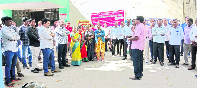 నిబంధనలు పాటించని  కళాశాల గుర్తింపును రద్దు చేయాలి 3