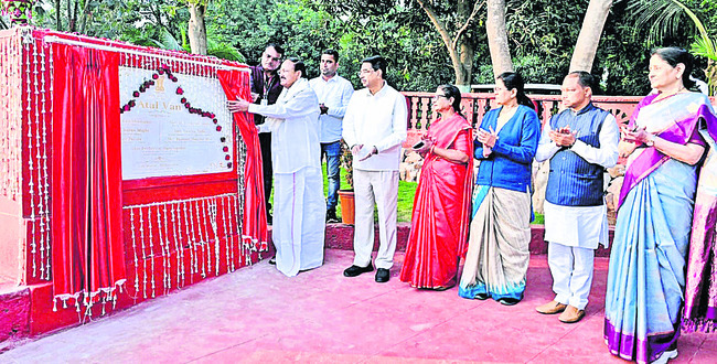 లోక్‌ భవన్‌లో అటల్‌ వన్‌ 1