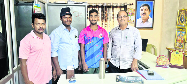 సౌత్‌జోన్‌ హాకీ జట్టులో  మంగళకర విద్యార్థి 1