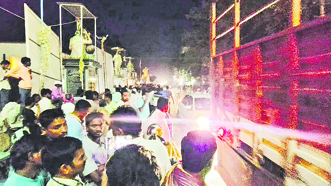 దుకాణాల తొలగింపులో ఉద్రిక్తత 1