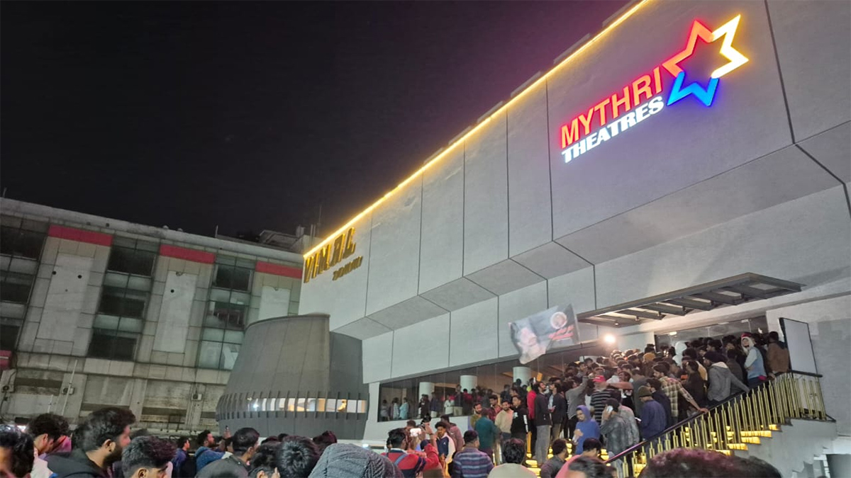 The Raja Saab : High Tension at Vimal Theater Prabhas Fans11