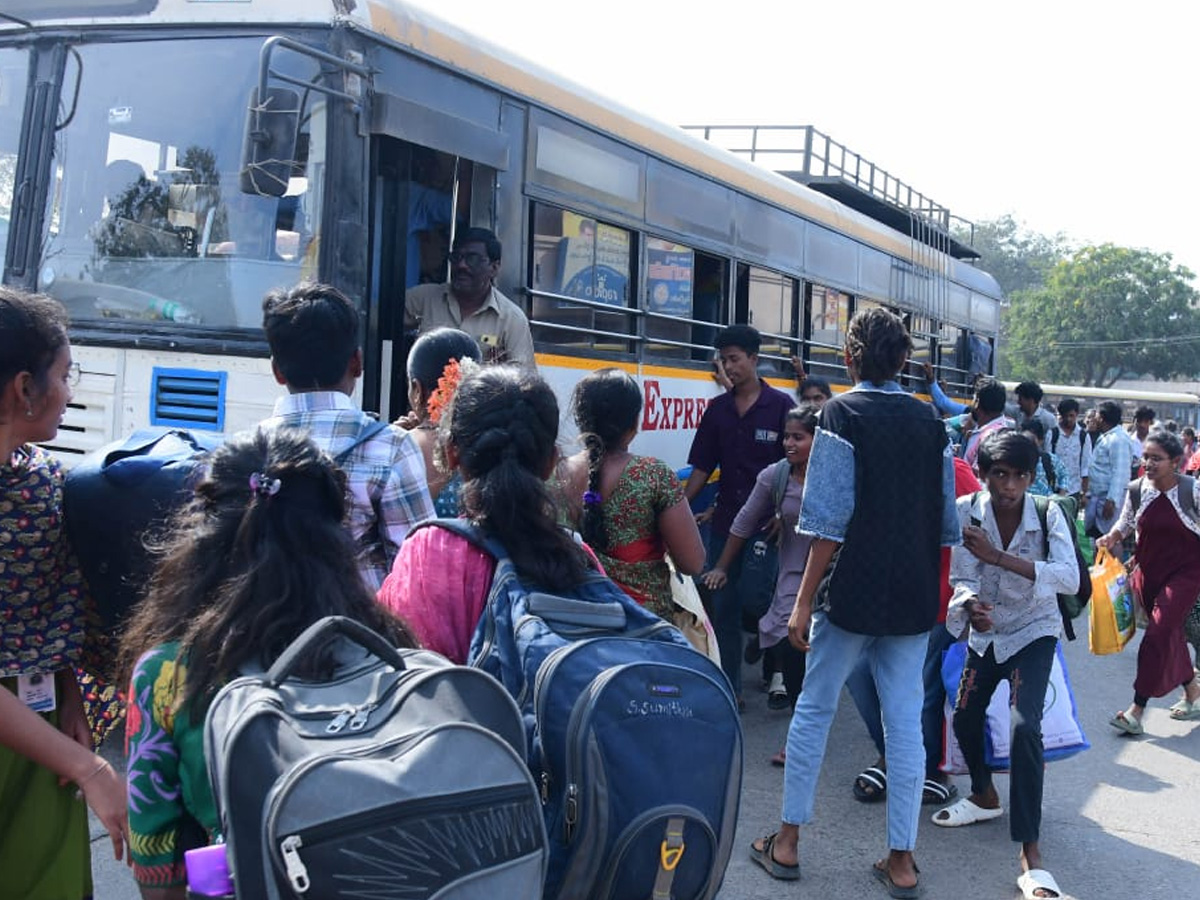 The Sankranthi rush in Andhra Pradesh Passengers face difficulties at bus stations.11
