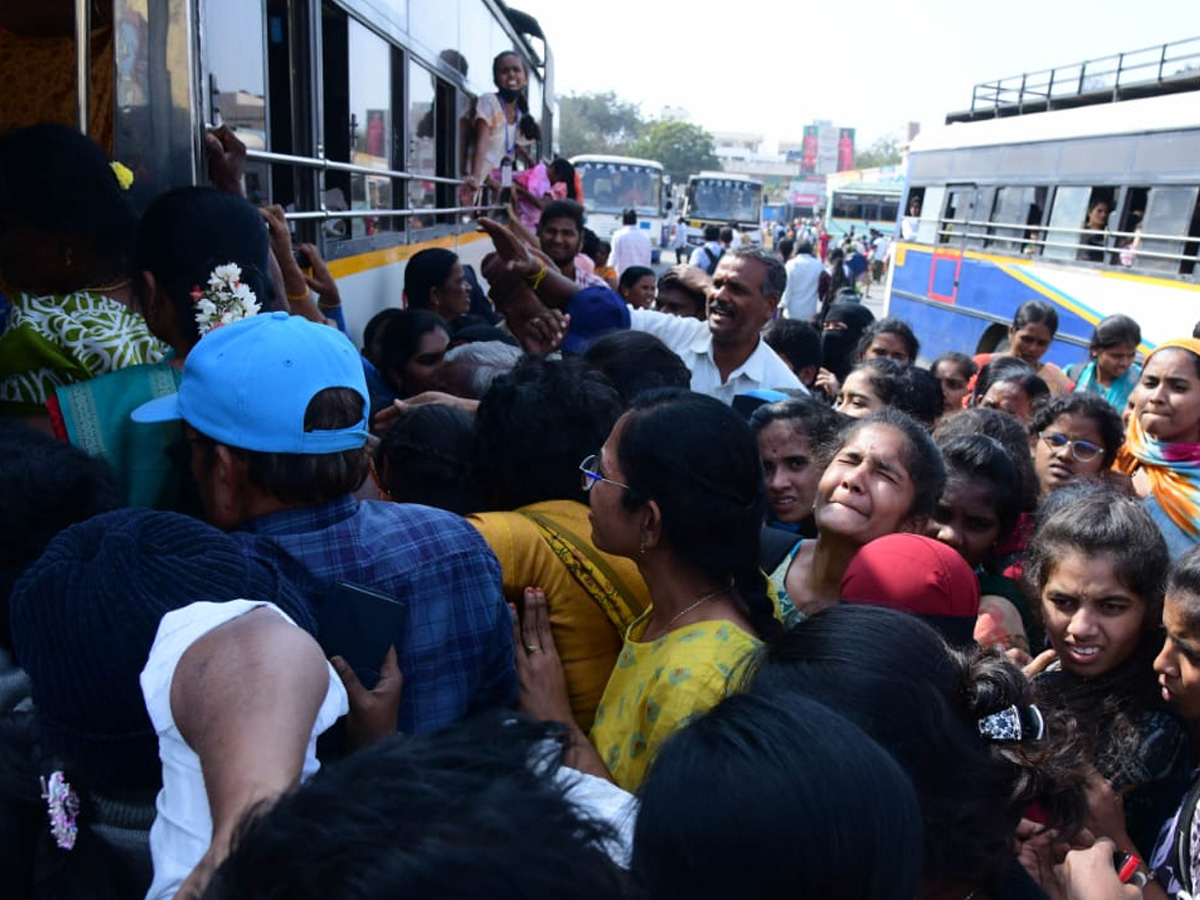 The Sankranthi rush in Andhra Pradesh Passengers face difficulties at bus stations.5