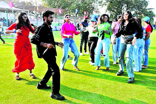 ఉల్లాసంగా.. ఉత్సాహంగా 1