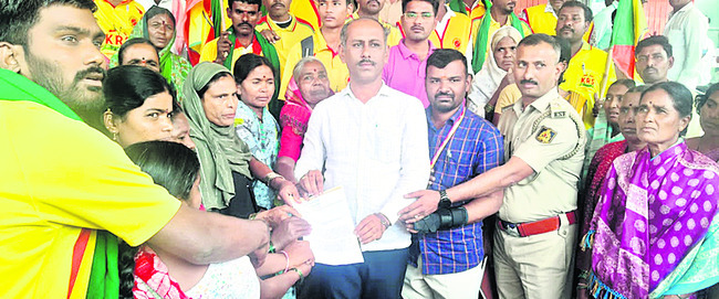 మద్యానికి బదులు   మంచి నీరు ఇవ్వండి 1