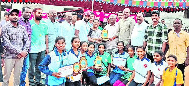 గ్రూప్‌–1కు ఎంపికై న   బోరవానిపేట యువకుడు 2