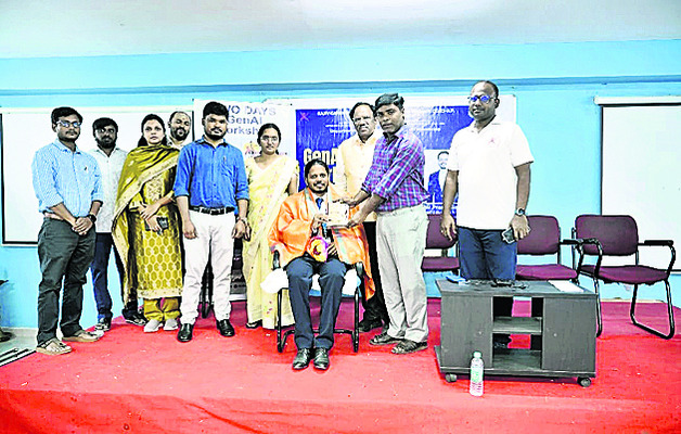 గ్రూప్‌–1కు ఎంపికై న   బోరవానిపేట యువకుడు 1