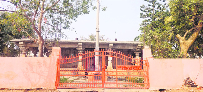 పట్టణాన్ని రెండుగా చీల్చిన రైలు పట్టాలు.. 2