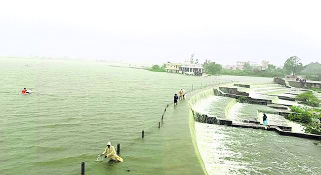 పట్టణాన్ని రెండుగా చీల్చిన రైలు పట్టాలు.. 3