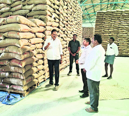 గిరిజన మ్యూజియంలో ఫ్రాన్స్‌ దేశస్తులు 1