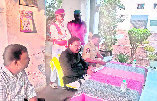 ఎద్దుల బండిని ఢీకొట్టిన లారీ 1