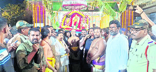 రథంపై ఊరేగిన రాములోరు 1