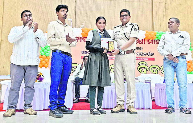 రహదారి నిబంధనలు పాటించాలి 3