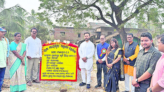 రహదారి నిబంధనలు పాటించాలి 1