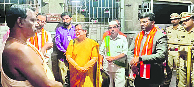 అమరేశ్వరుని సేవలో ఢిల్లీ హైకోర్టు ప్రధాన న్యాయమూర్తి 4