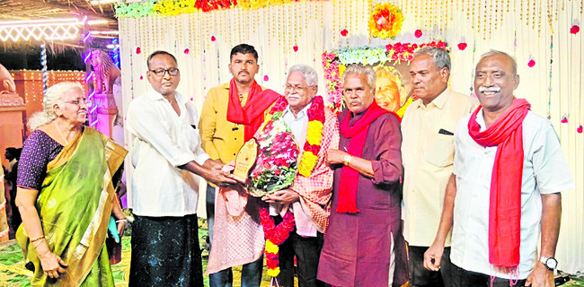 ఉద్యోగ విరమణ పొందిన పోలీసు సిబ్బందికి సత్కారం 
1