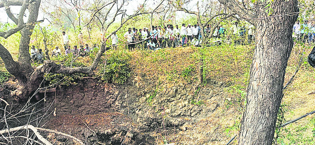 పతంగులు ఎగరేస్తూ బావిలో పడిన చిన్నారులు 1
