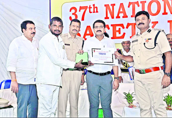 రోడ్డు ప్రమాదాల్లో ఏటా 960 మంది మృతి1