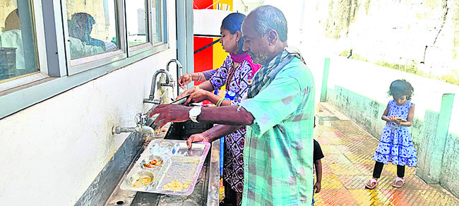 ప్లేట్లు కడిగితేనే భోజనం 2