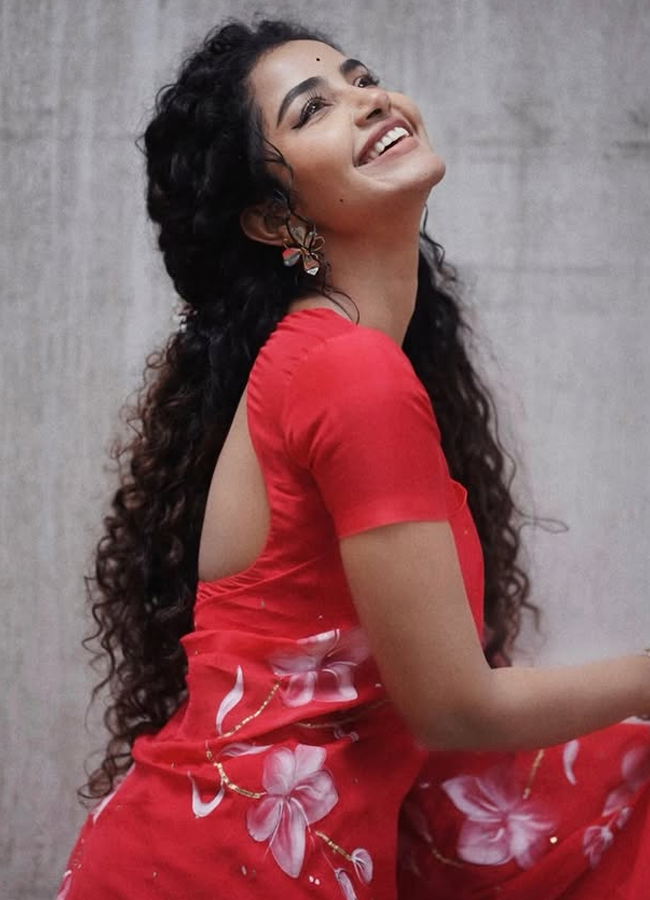 Anupama Parameswaran stuns in a floral saree (Photos)2