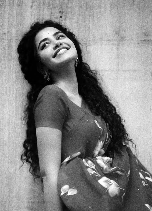 Anupama Parameswaran stuns in a floral saree (Photos)12