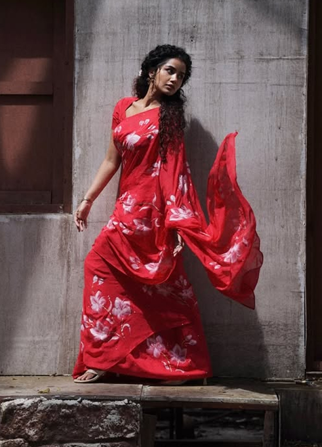 Anupama Parameswaran stuns in a floral saree (Photos)13