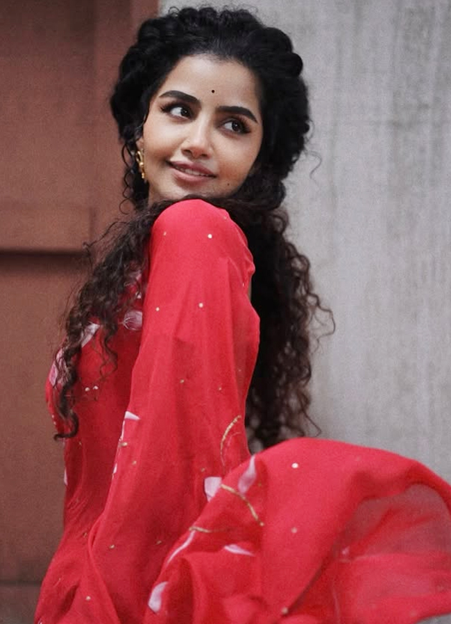 Anupama Parameswaran stuns in a floral saree (Photos)14