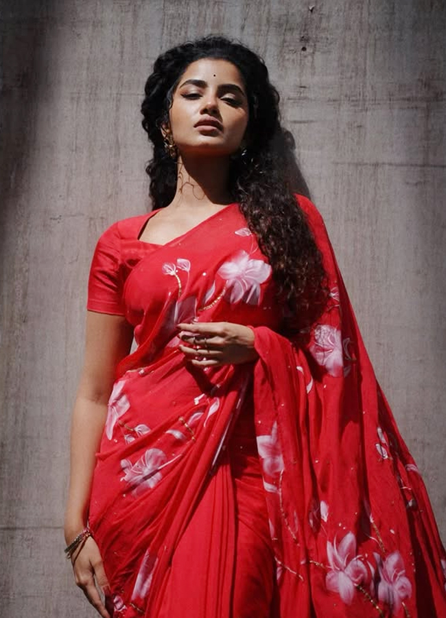 Anupama Parameswaran stuns in a floral saree (Photos)5