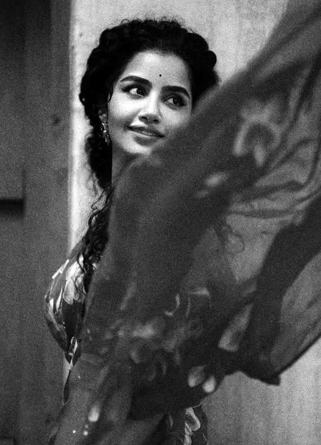 Anupama Parameswaran stuns in a floral saree (Photos)7