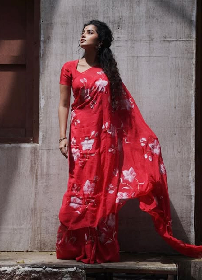 Anupama Parameswaran stuns in a floral saree (Photos)9