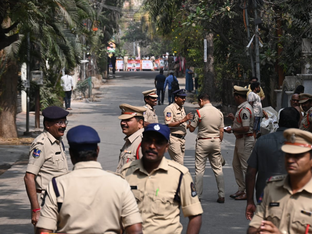 High Tension At Nandi Nagar's KCR House Photos18
