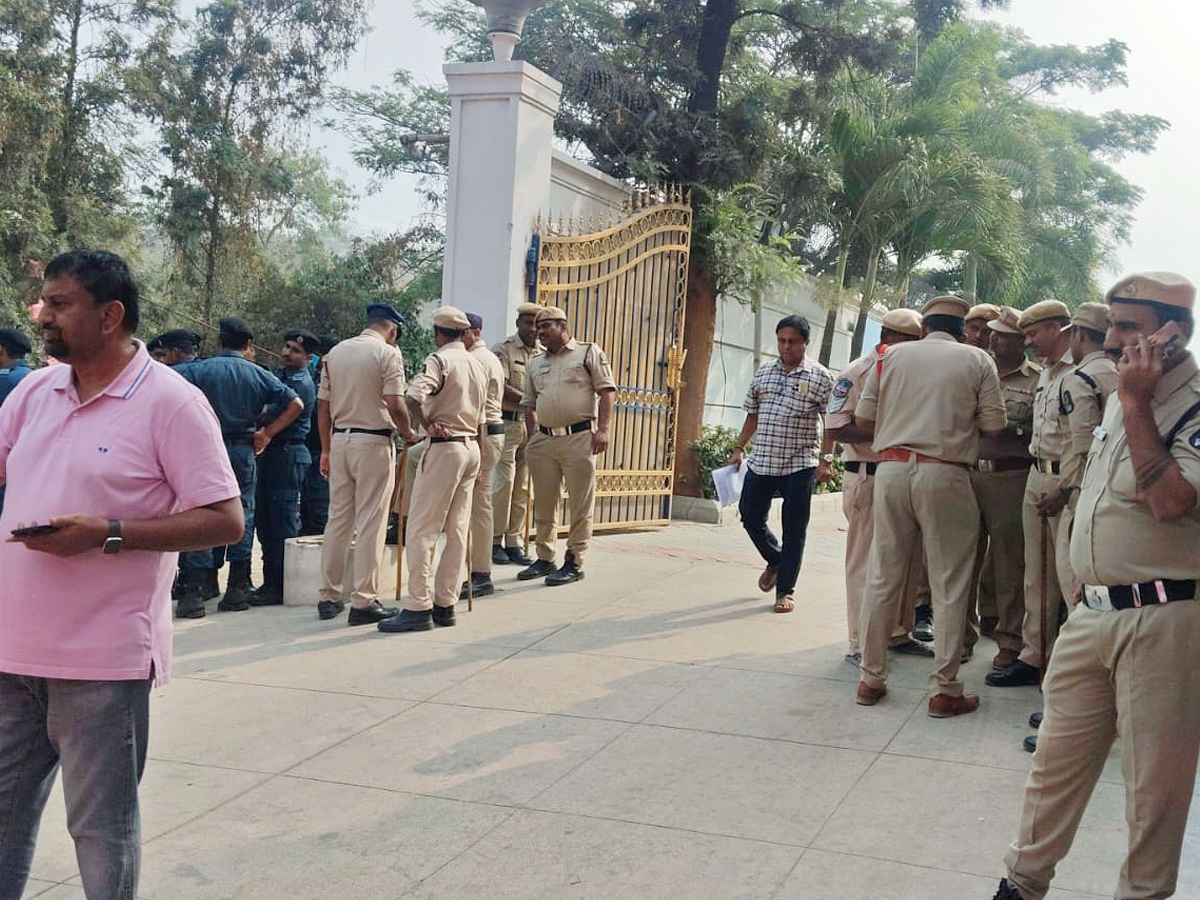 High Tension At Nandi Nagar's KCR House Photos3