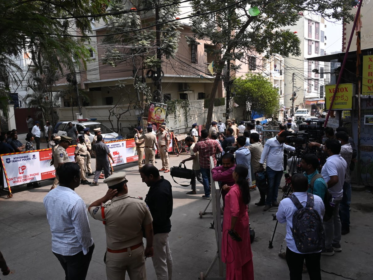 High Tension At Nandi Nagar's KCR House Photos9