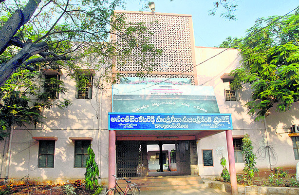 జిల్లాకు చెందిన టీడీపీ ప్రజాప్రతినిధులు ఓ అధికారిపై అమి2