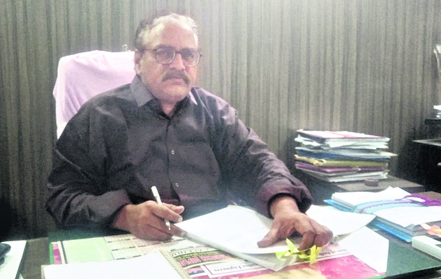 జిల్లాకు చెందిన టీడీపీ ప్రజాప్రతినిధులు ఓ అధికారిపై అమి3