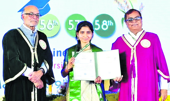 పూర్వ విద్యార్థికి  రెండు బంగారు పతకాలు 1