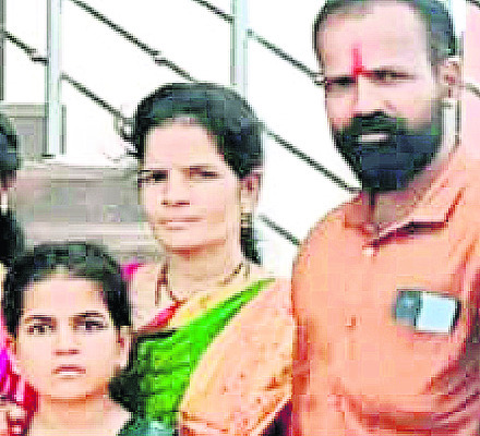 వంతెనకు బైక్‌ ఢీ..  ముగ్గురు మృతి 1