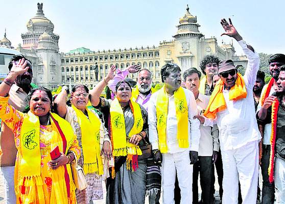 ఎంపీ చేతిలో ఖాళీ ట్రంకు పెట్టె.. లాక్కున్న పోలీసులు 1