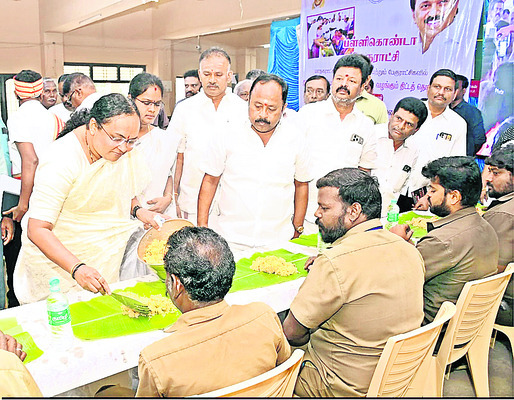 పారిశుధ్య కార్మికులకు సీఎం భోజన పథకం1