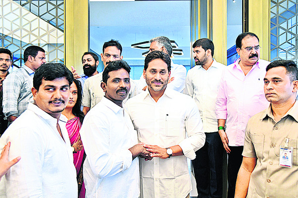 అభిమానులకు ఆత్మీయ పలకరింపు 1