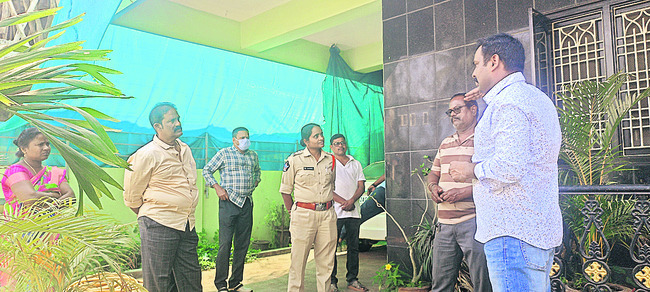 రిటైర్డు నేవీ ఉద్యోగి ఇంట్లో చోరీ 1