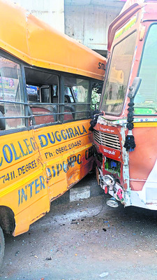 కాలేజీ బస్సును ఢీకొట్టిన లారీ 1