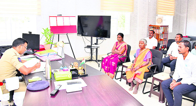 ‘సాక్షి’ స్టడీ మెటీరియల్‌  పంపిణీ1