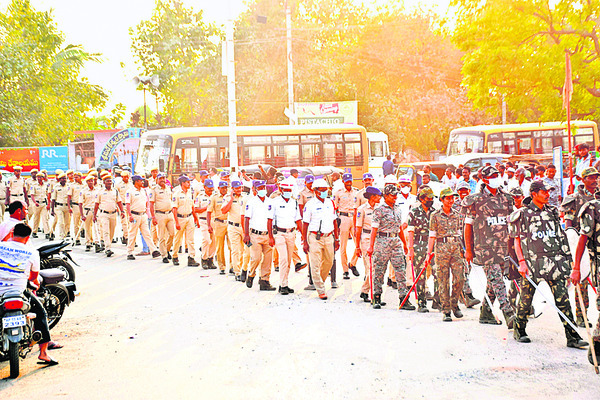 ‘సాక్షి’ స్టడీ మెటీరియల్‌  పంపిణీ2