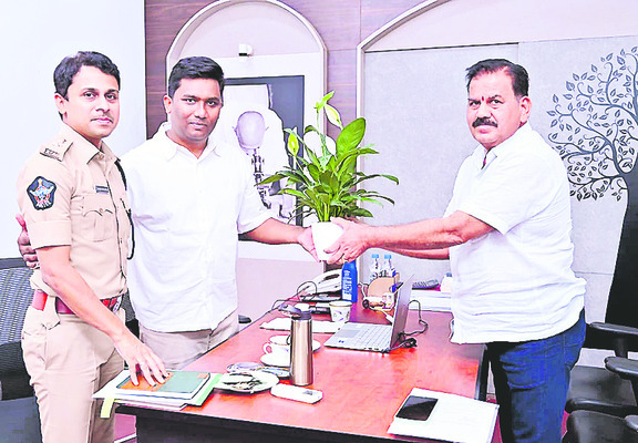 కలెక్టర్‌ను కలిసిన డీఆర్వో 1