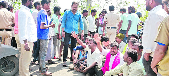 అధికారుల నిర్లక్ష్యంపై నిరసన 1