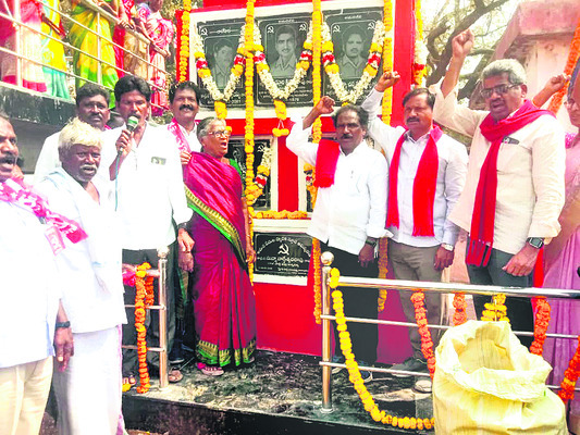 ఆలయానికి రూ.10లక్షల విలువైన మకర తోరణం
2